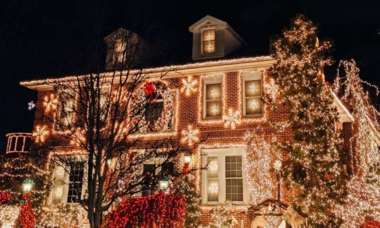 Saratoga Living, Roohan Realty Team up to Host Capital Region Holiday Lights Contest <h4 style='color:#999;font-weight: 300;font-size: 18px;margin-top:20px;' data-eio=